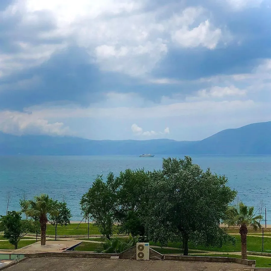 Semi Apartment فلورا ألبانيا